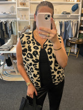 Load image into Gallery viewer, Teddy Leopard Gilet
