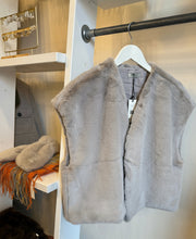 Load image into Gallery viewer, Faux Fur Gilet
