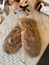 Load image into Gallery viewer, Faux Fur Mittens- Fox
