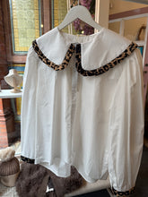 Load image into Gallery viewer, White / Leopard Collar Blouse
