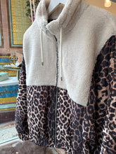 Load image into Gallery viewer, Leopard / Cream Fleece Jacket
