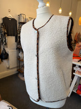 Load image into Gallery viewer, Teddy Leopard Bodywarmer
