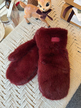 Load image into Gallery viewer, Faux Fur Mittens- Wine
