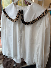 Load image into Gallery viewer, White / Leopard Collar Blouse
