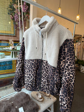 Load image into Gallery viewer, Leopard / Cream Fleece Jacket
