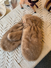 Load image into Gallery viewer, Faux Fur Mittens- Fox
