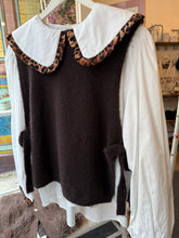 Load image into Gallery viewer, White / Leopard Collar Blouse

